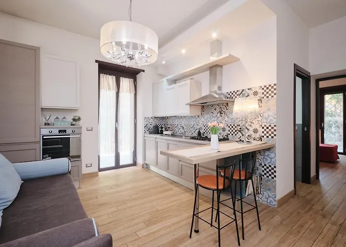 Cozy Flat Private Patio 2 Min Walk To Metro Roma